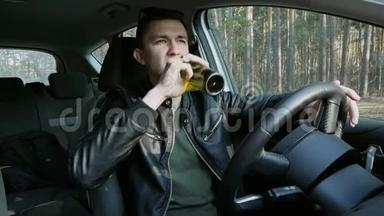 愤怒的酒后驾车者驾车时饮酒